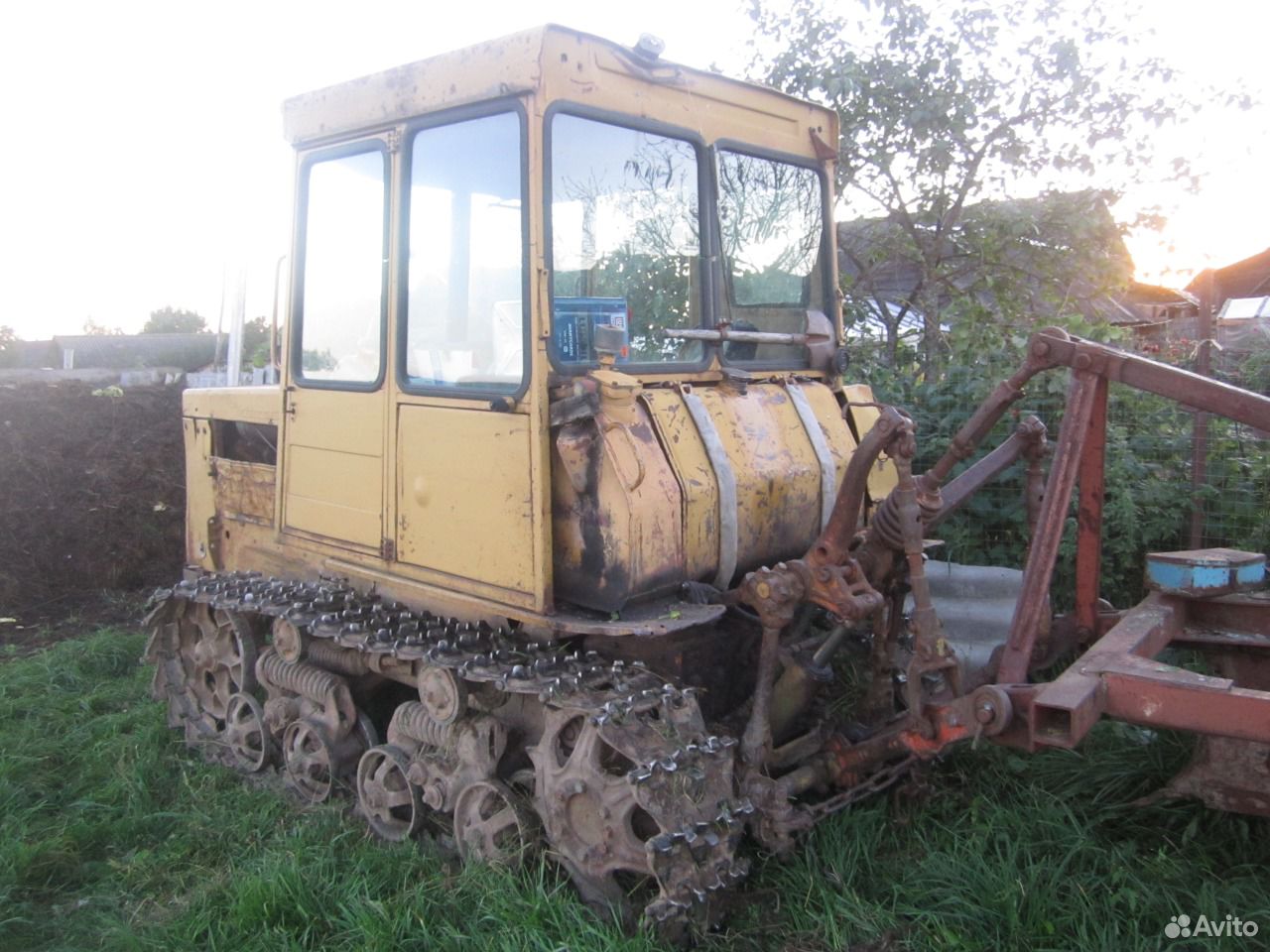 ДТ-75 трактор гусеничный желтый