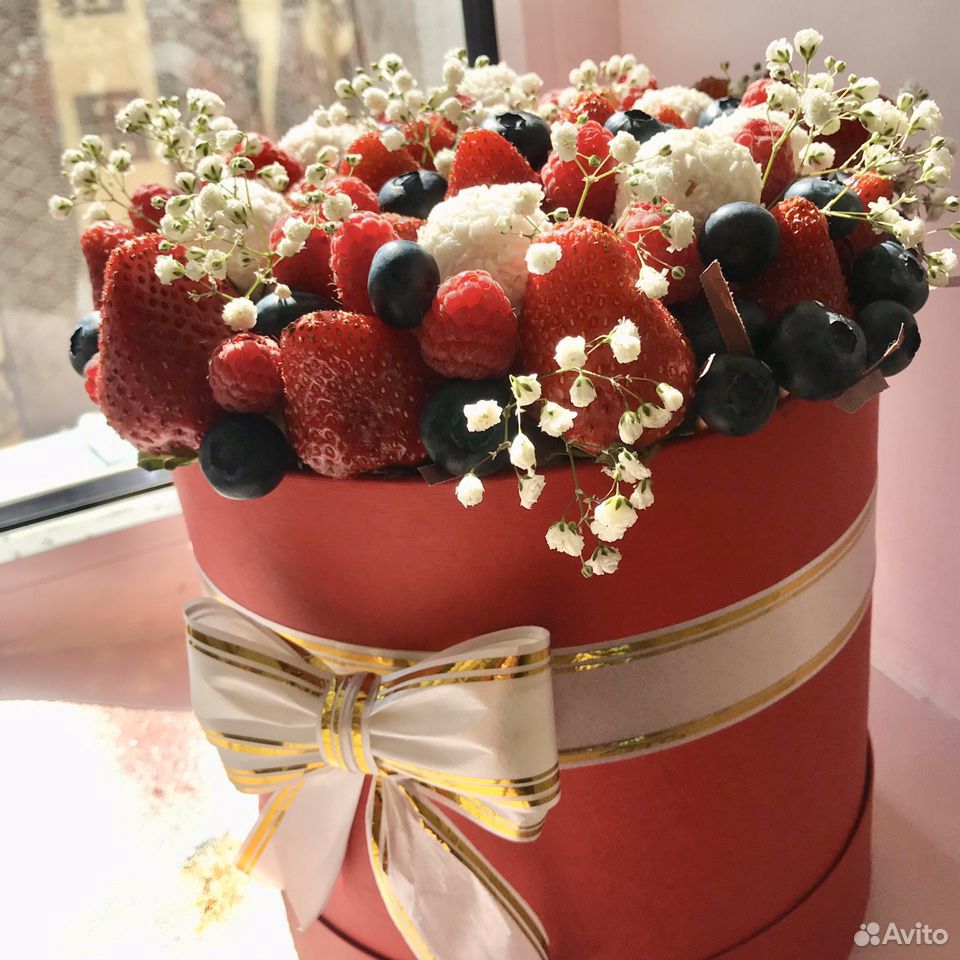 Съедобный букет из ягод в шляпной коробке купить на Зозу.ру - фотография № 2