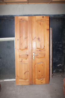 Двустворчатая входная деревянная дверь