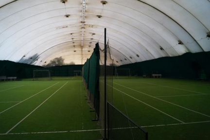 Теннисный корт и банный комплекс