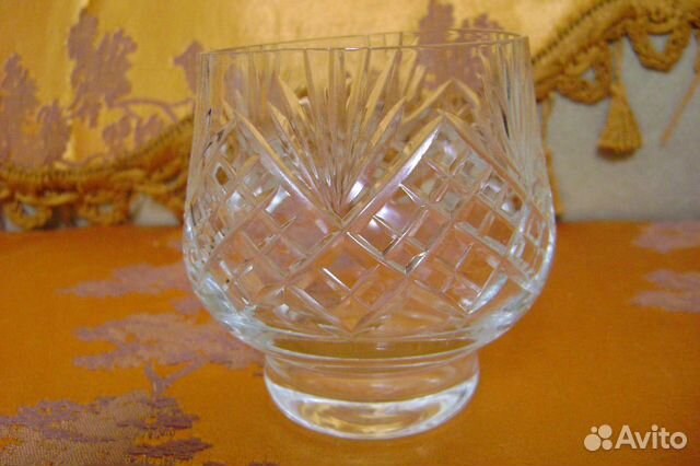 Хрустальные бокалы под мартини и сок