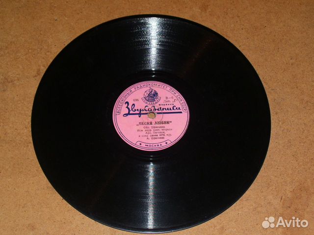 Три патефона 1930-50-х гг. и пластинки