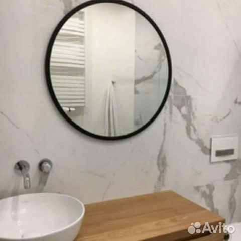 Круглое зеркало в раме