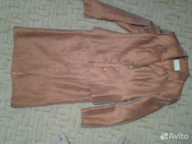 Юбка и пиджак из блестящей ткани Юбка и пиджак из блестящей ткани