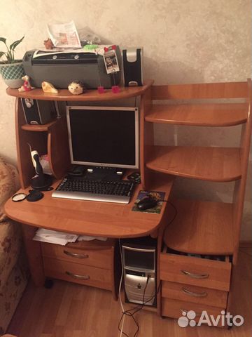 Принтер, компьютер, стол Принтер, компьютер, стол