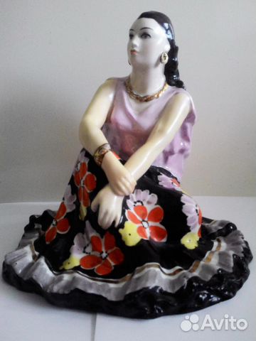 Фарфоровая статуэтка 