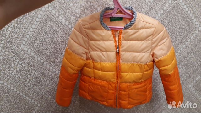Авито куртка для девочки. Куртка Бенеттон персикового цвета 2023. Бенеттон куртка детская на осень. Куртка Benetton для девочки розовая. Детская куртка Benetton зеленая.