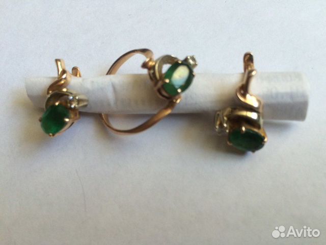 Золотые Серьги и кольцо с бриллиантами и изумрудом Золотые Серьги и кольцо с бриллиантами и изумрудом