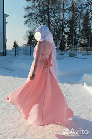 Платье на никах практически новое Платье на никах практически новое