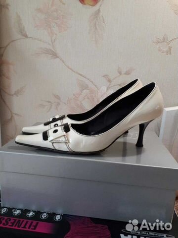 Туфли белые лак с ремешком. Италия Туфли белые лак с ремешком. Италия