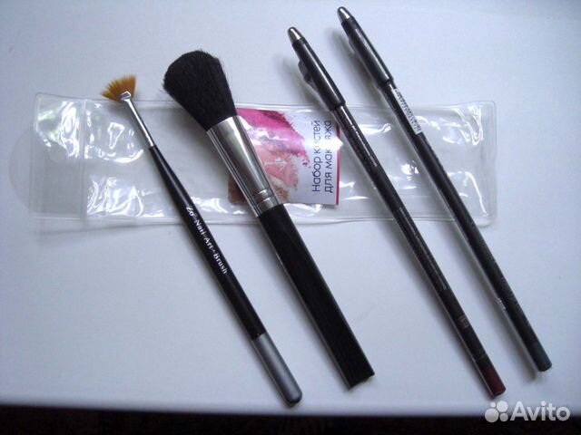 Набор кистей для макияжа и карандаши