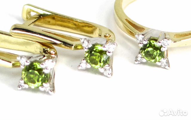 Золотой комплект с бриллиантами и цаворитами Золотой комплект с бриллиантами и цаворитами