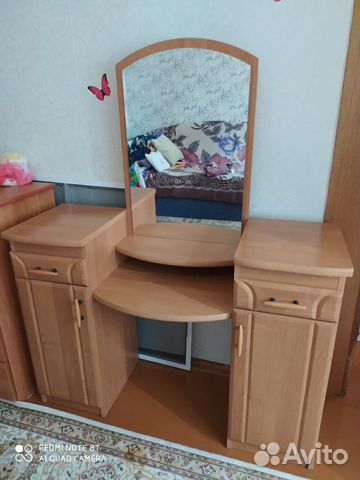 Туалетный столик с зеркалом