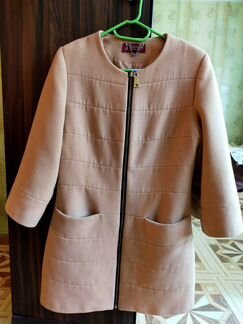 Бежевое пальто с укороченным рукавом