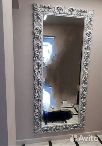 Зеркало настенное в резной раме