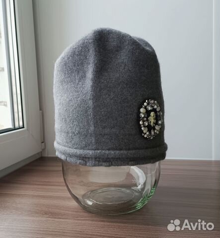 Шапка бини женская шерстяная с брошью