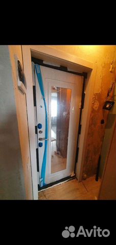 Стальная входная дверь с зеркалом