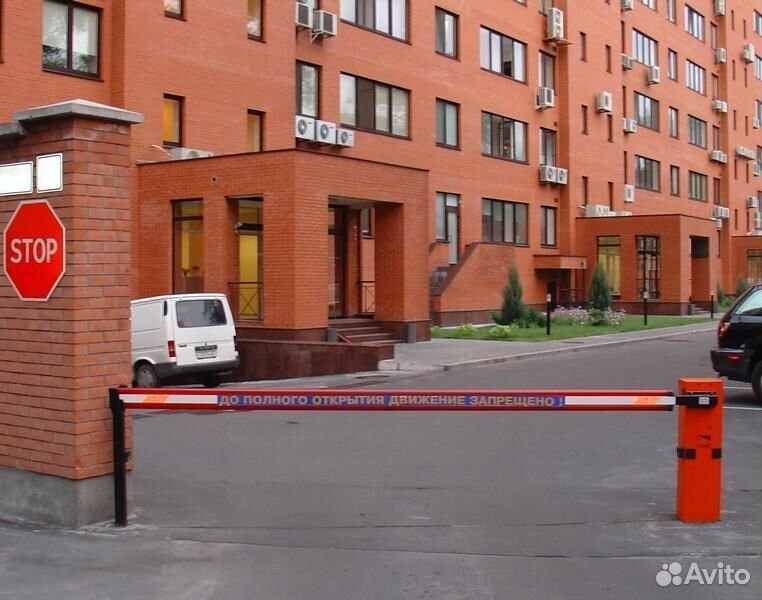 Ворота или шлагбаум во дворе дома