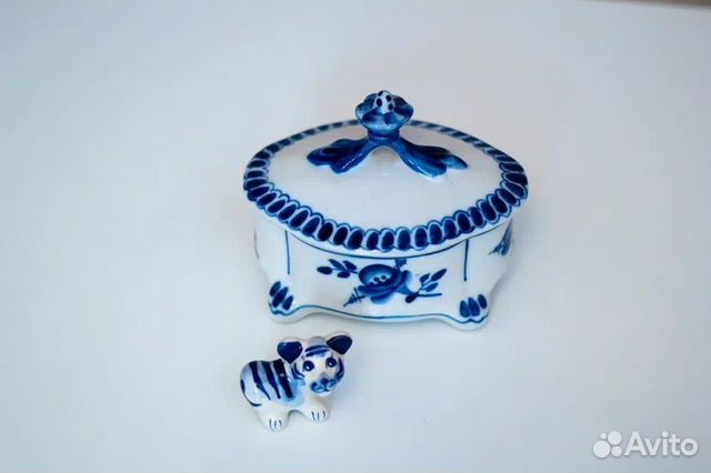 Фарфоровая шкатулка Гжель