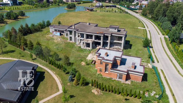 Дом 1000 м² на участке 55 сот.