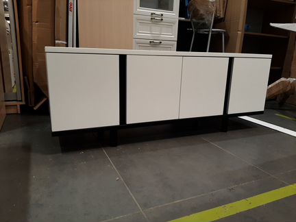 Тумба тв 1,36 м белая на ножках