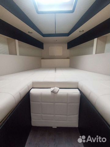 Обшивка каюты катера с диваном