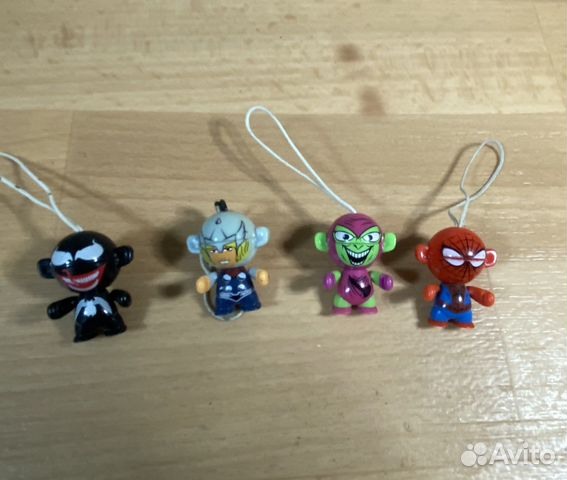 Брелок киндер Marvel
