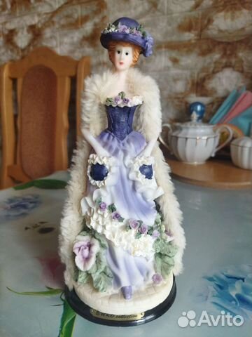 Коллекционная статуэтка дамы