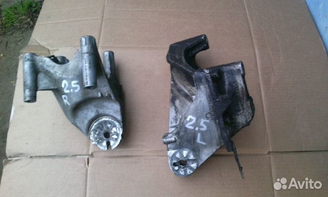 Кронштейн двигателя 2.5 VW Туарег 2003-2006 год