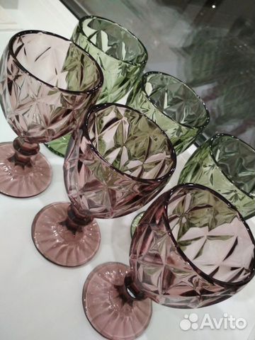 Набор цветных стеклянных бокалов фужеров для вина