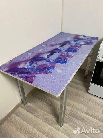 Кухонный стол с стеклянной столешницей