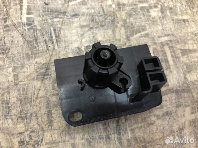 Кронштейн ручки капота s60