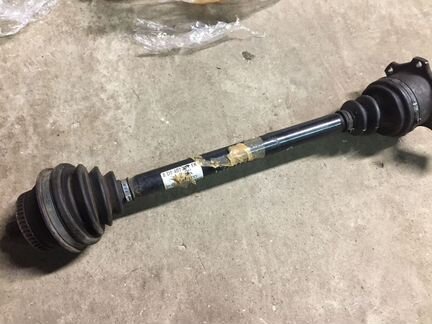 Приводной вал мт правый 8D0407272EK VW Passat B5
