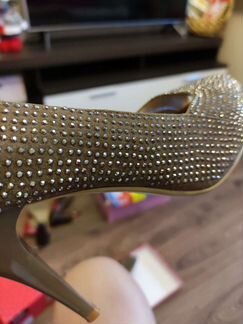 Праздничные замшевые туфли со стразами