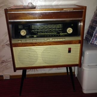 Антикварный проигрыватель виниловых пластинок