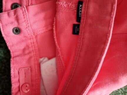 Джинсы розовые