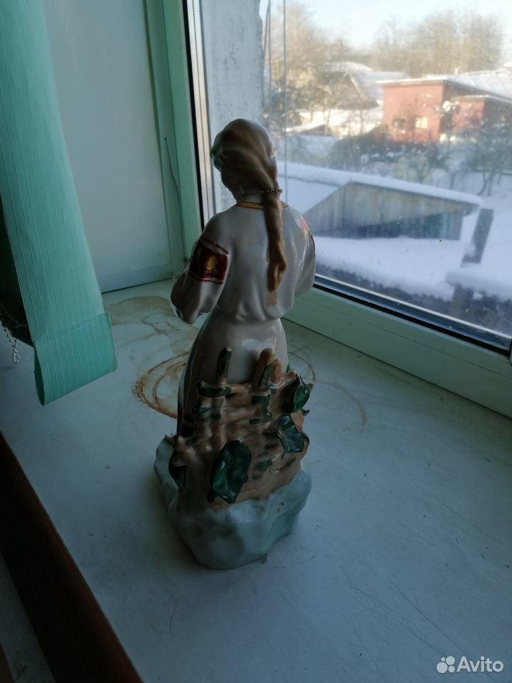 Фарфоровая статуэтка Девушка с ромашкой 89610022420 купить 1