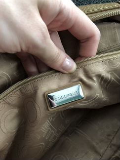 Coccinelle бежевая кожаная сумка