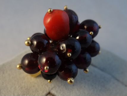 Красивое кольцо Золото 750 Корал + Аметисты