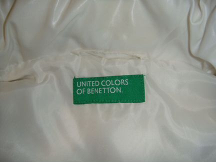 Белая жилетка United colors of benetton