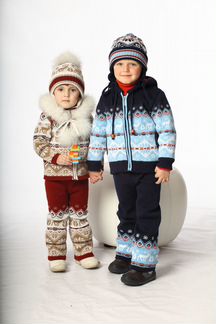 Детский свитер с оленями и снежинками