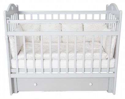 Детская кроватка с маятником и матрасом