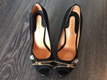 Замшевые туфли Vitacci на высоком каблуке