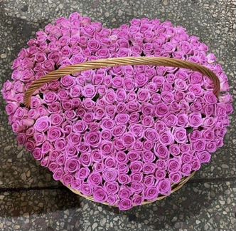 Корзина из розовых роз сердце