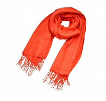 Оранжевый шарф с бахромой