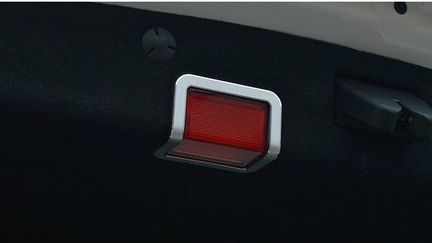 Декоративная накладка фонаря багажника Mercedes