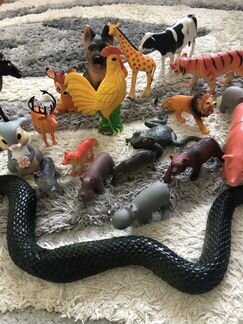 Фигурки животных и змея