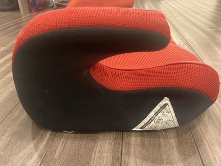 Детский бустер в автомобиль