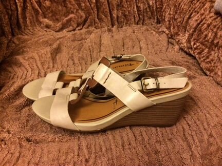 Женские сандалии