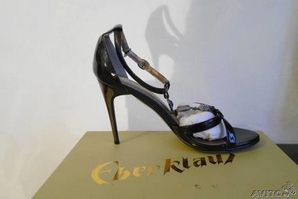 Лаковые босоножки на высоком каблуке